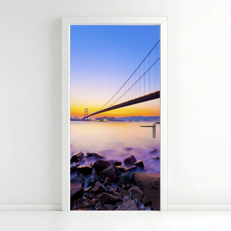 Pegatina para puerta puente colgante al atardecer sobre la costa