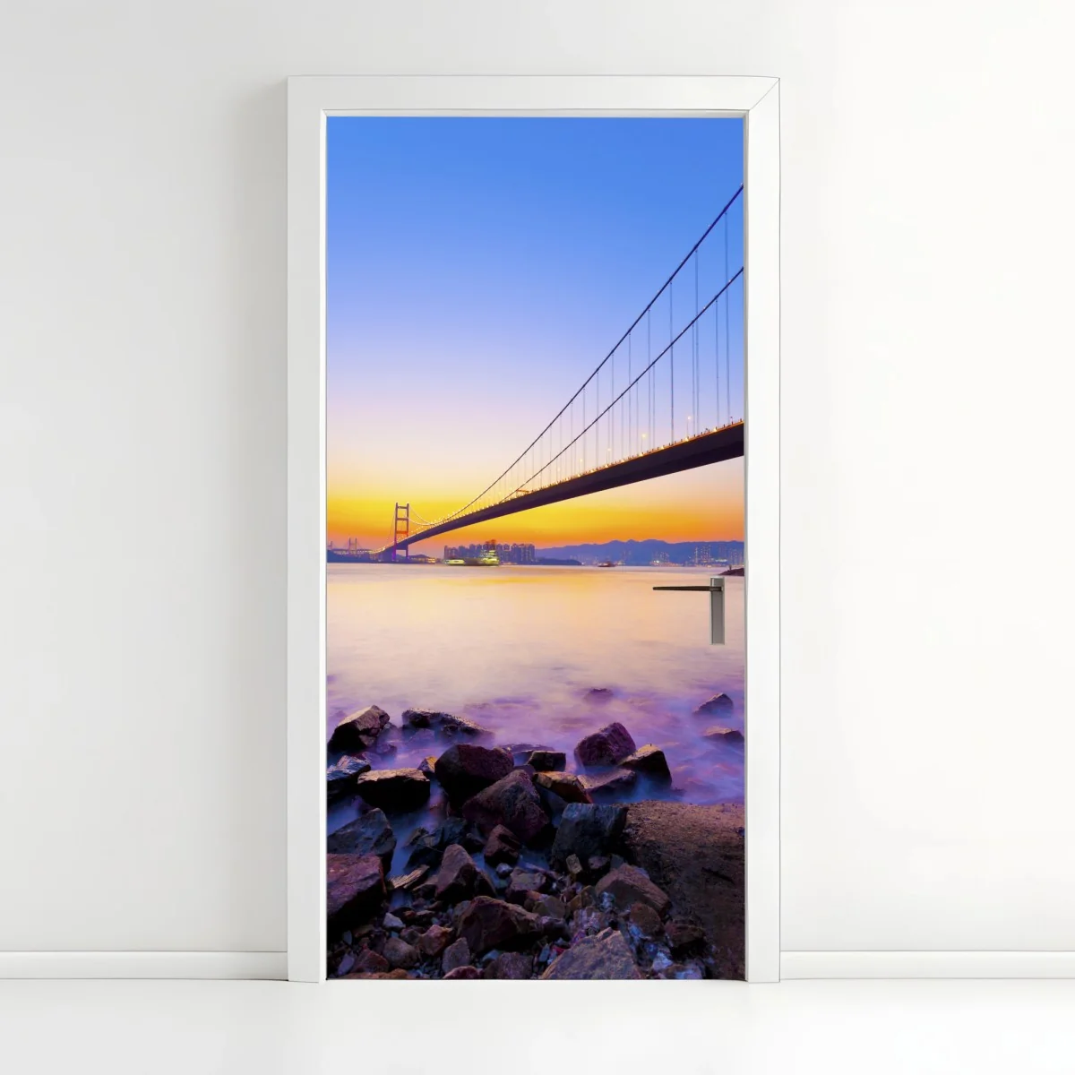 Pegatina para puerta puente colgante al atardecer sobre la costa – Pixers® Pegatina para puerta puente colgante al atardecer sobre la costa – Pixers®