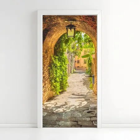 Pegatina para puerta callejón medieval en Toscana bañado de luz dorada – Pixers®