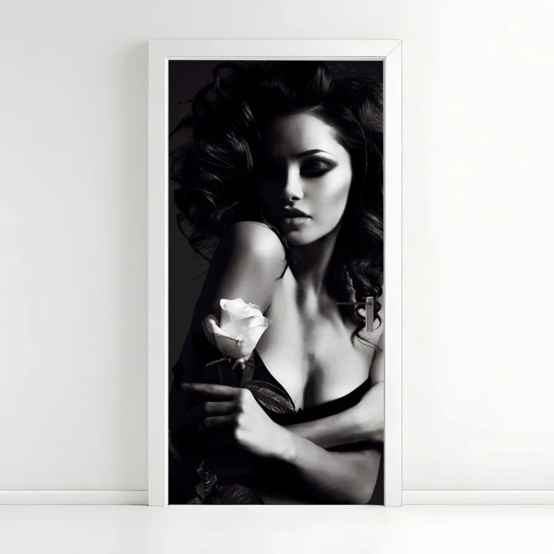 Pegatina para puerta mujer con rosa en blanco y negro