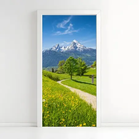 Pegatina para puerta paisaje alpino con sendero entre prados floridos y picos nevados – Pixers®