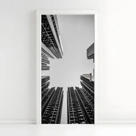 Pegatina para puerta perspectiva simétrica entre rascacielos en blanco y negro – Pixers®