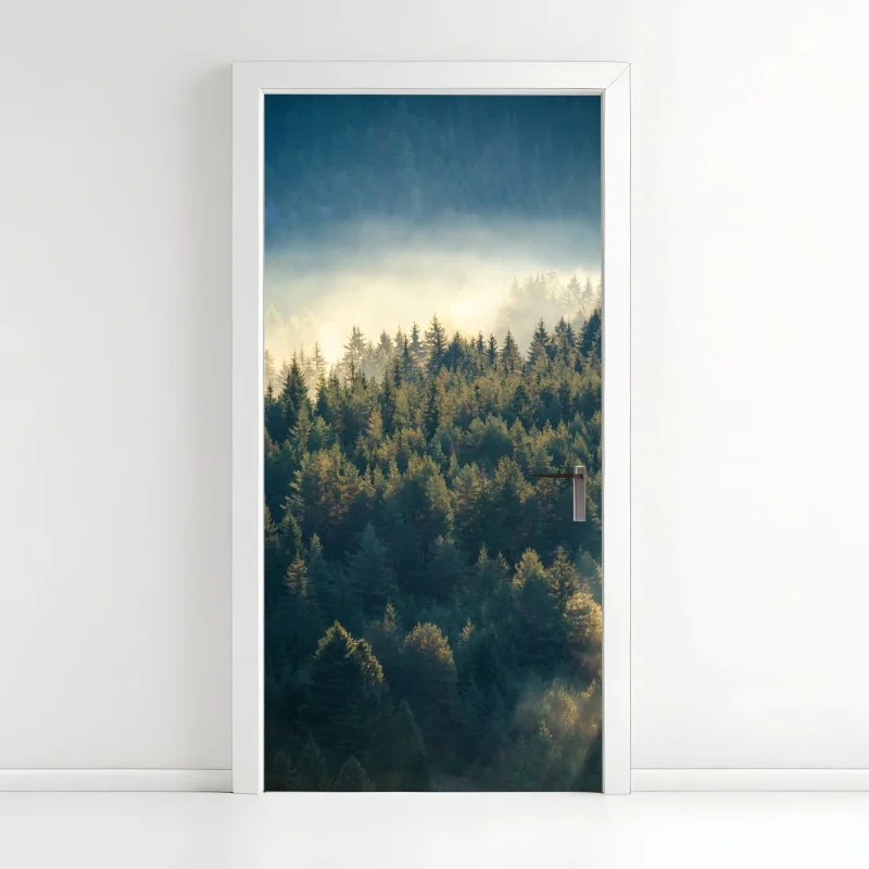 Pegatina para puerta bosque de pinos en la niebla