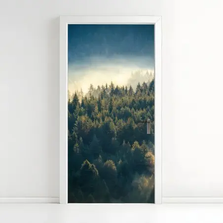 Pegatina para puerta bosque de pinos en la niebla – Pixers®