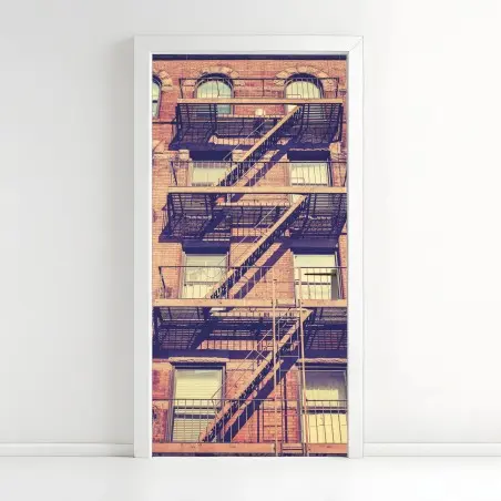 Pegatina para puerta fachada vintage con escaleras de incendios en Nueva York – Pixers®