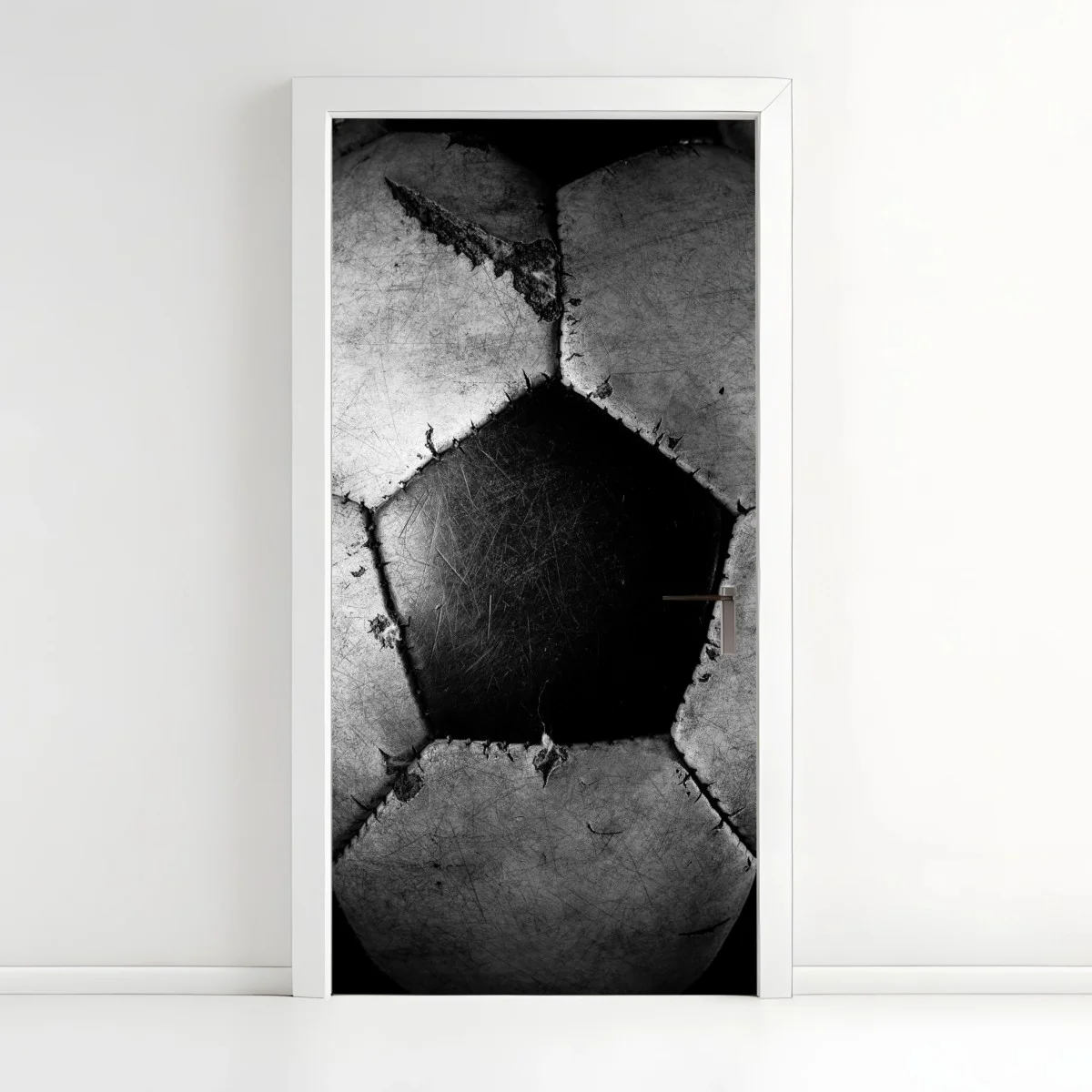 Pegatina para puerta balón de fútbol desgastado en blanco y negro – Pixers® Pegatina para puerta balón de fútbol desgastado en blanco y negro – Pixers®