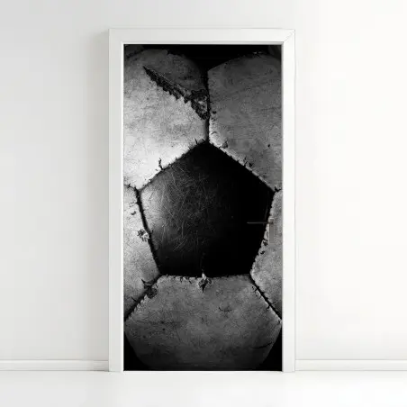 Pegatina para puerta balón de fútbol desgastado en blanco y negro – Pixers®