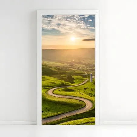 Pegatina para puerta carretera serpenteante al atardecer – Pixers®