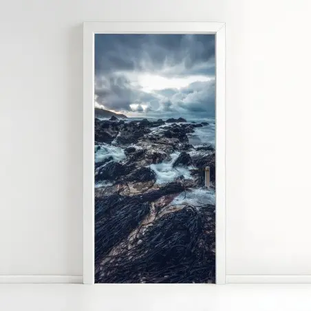 Pegatina para puerta costa rocosa con algas y mar tempestuoso – Pixers®