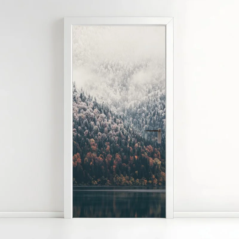 Pegatina para puerta bosque otoñal y montaña nevada junto al lago