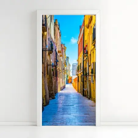 Pegatina para puerta calle colorida en casco antiguo mediterráneo – Pixers®