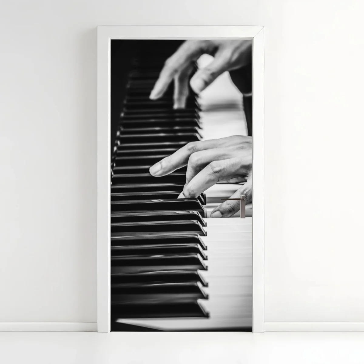 Pegatina para puerta manos sobre teclado de piano en blanco y negro – Pixers® Pegatina para puerta manos sobre teclado de piano en blanco y negro – Pixers®