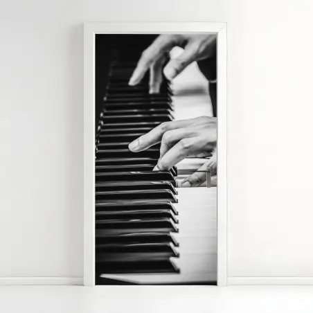 Pegatina para puerta manos sobre teclado de piano en blanco y negro – Pixers®