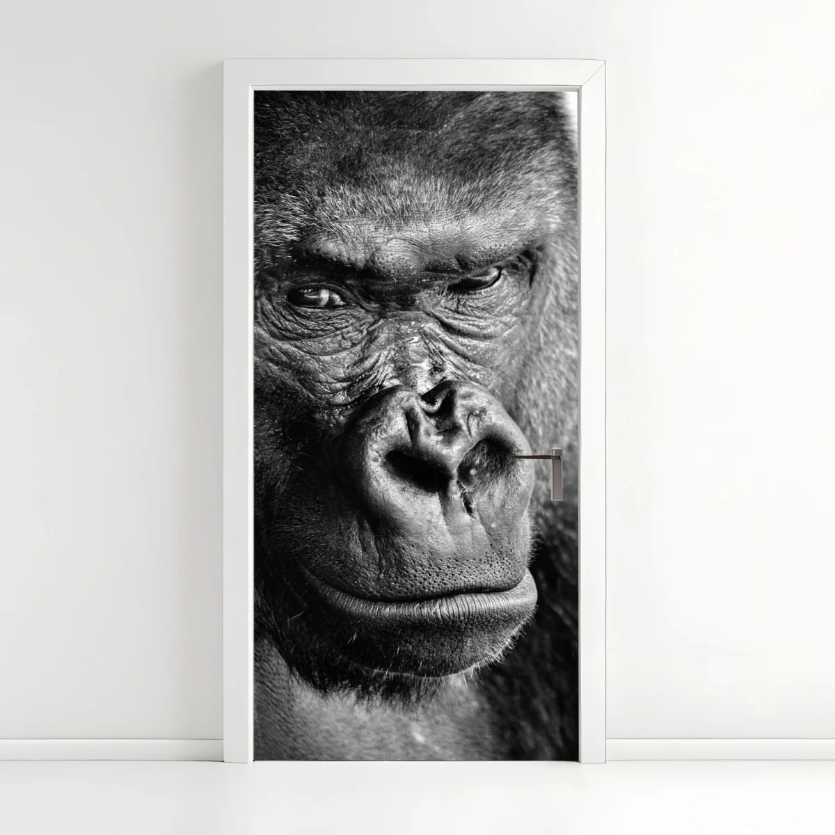 Pegatina para puerta retrato íntimo de gorila en blanco y negro – Pixers® Pegatina para puerta retrato íntimo de gorila en blanco y negro – Pixers®