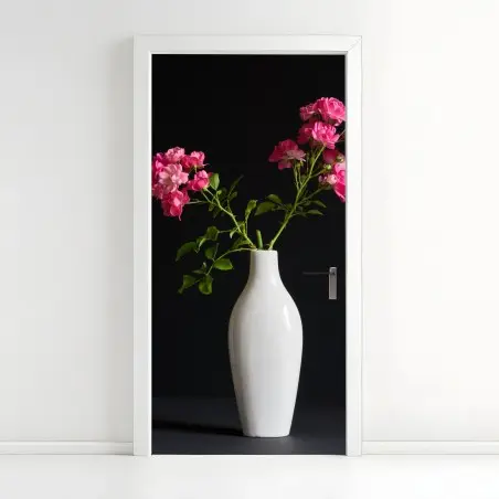 Pegatina para puerta rosas fucsia en jarrón blanco sobre fondo negro – Pixers®