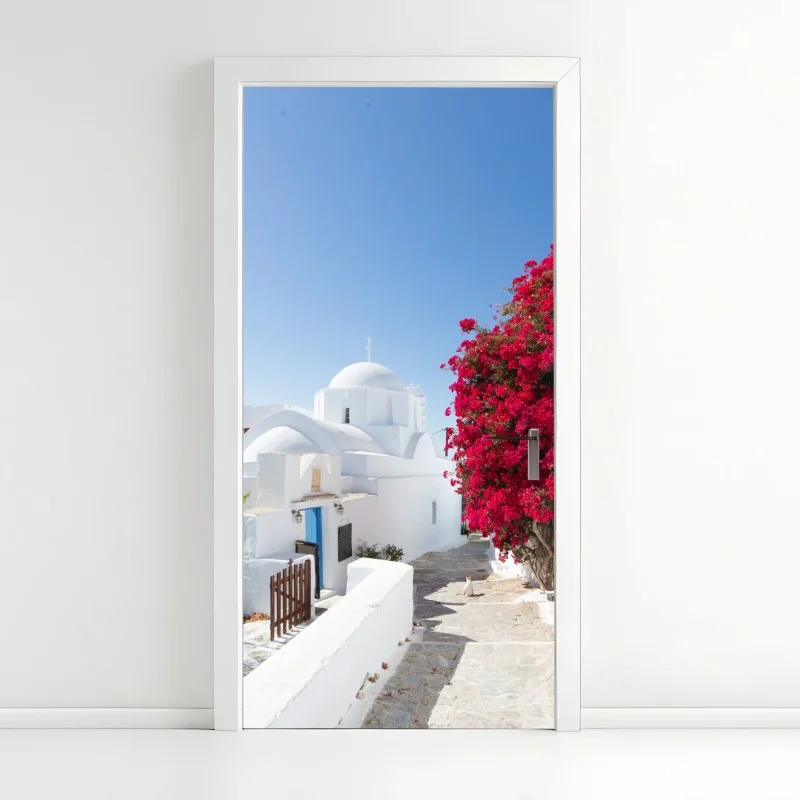 Pegatina para puerta encanto mediterráneo: calle blanca con buganvillas