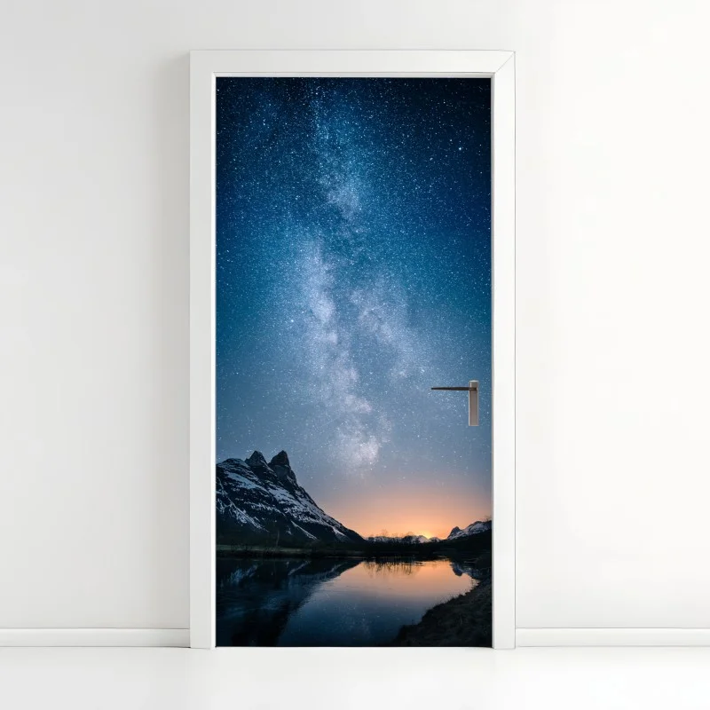 Pegatina para puerta Vía Láctea sobre montañas y reflejo en el lago