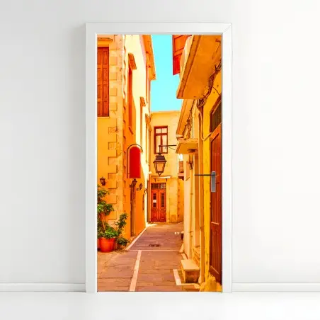Pegatina para puerta calle estrecha de Rethymno bañada por el sol – Pixers®