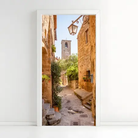 Pegatina para puerta Civita di Bagnoregio, calle medieval bañada en luz dorada – Pixers®