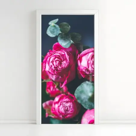 Pegatina para puerta ramo de rosas rosa intenso sobre fondo azul – Pixers®