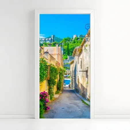 Pegatina para puerta callejón soleado en pueblo mediterráneo – Pixers®