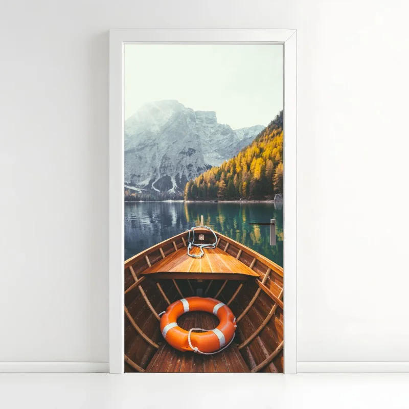 Pegatina para puerta amanecer en Lago di Braies: bote de madera y montañas