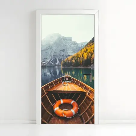 Pegatina para puerta amanecer en Lago di Braies: bote de madera y montañas – Pixers®