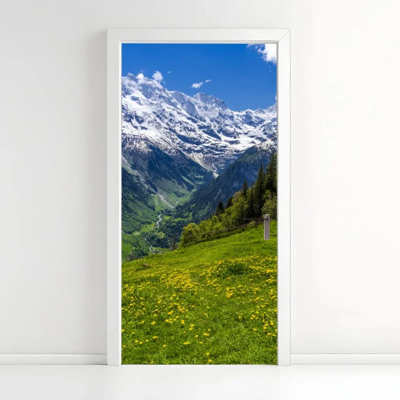 Pegatina para puerta pradera alpina con flores y montañas nevadas