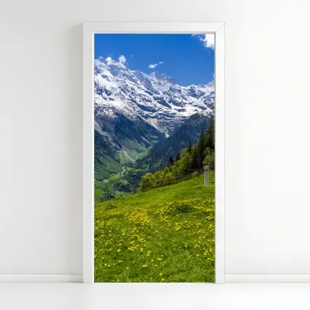 Pegatina para puerta pradera alpina con flores y montañas nevadas – Pixers®