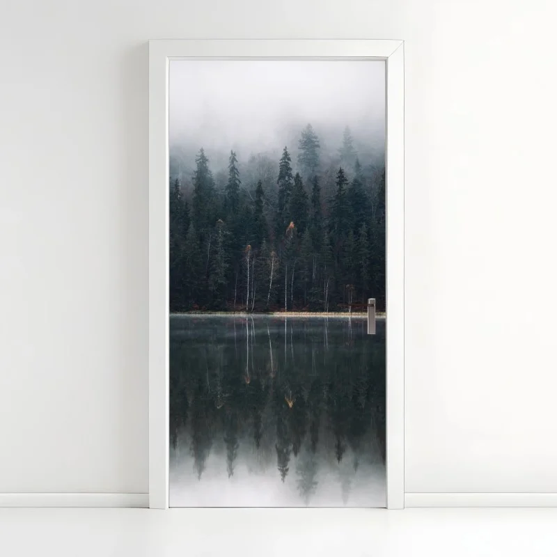 Pegatina para puerta bosque brumoso reflejado en lago