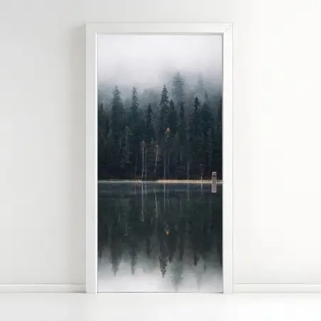 Pegatina para puerta bosque brumoso reflejado en lago – Pixers®