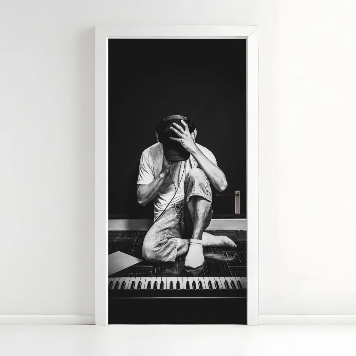 Pegatina para puerta músico introspectivo junto al teclado – Pixers® Pegatina para puerta músico introspectivo junto al teclado – Pixers®