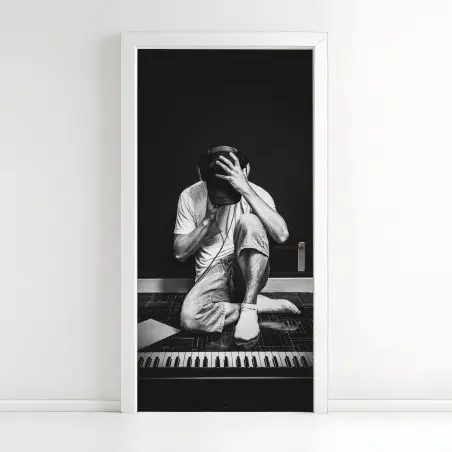 Pegatina para puerta músico introspectivo junto al teclado – Pixers®