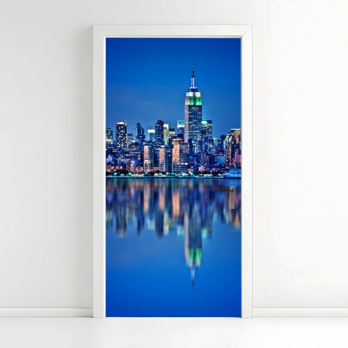 Pegatina para puerta panorámica nocturna de Nueva York con reflejos sobre el agua – Pixers® Pegatina para puerta panorámica nocturna de Nueva York con reflejos sobre el agua – Pixers®