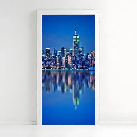 Pegatina para puerta panorámica nocturna de Nueva York con reflejos sobre el agua – Pixers®