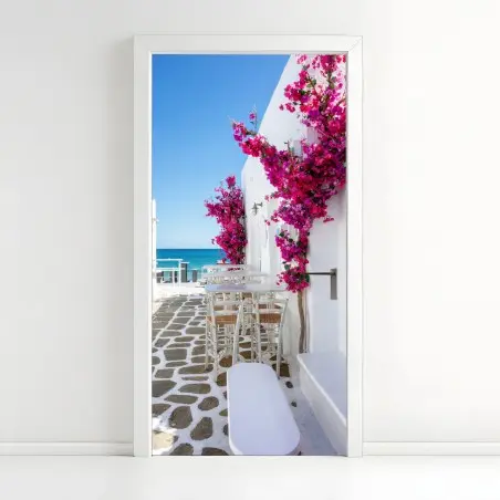 Pegatina para puerta rincón Mediterráneo con buganvillas junto al mar – Pixers®
