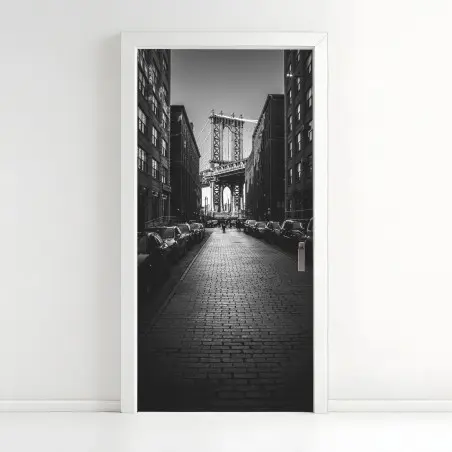 Pegatina para puerta calle empedrada con vista al puente de Manhattan – Pixers®
