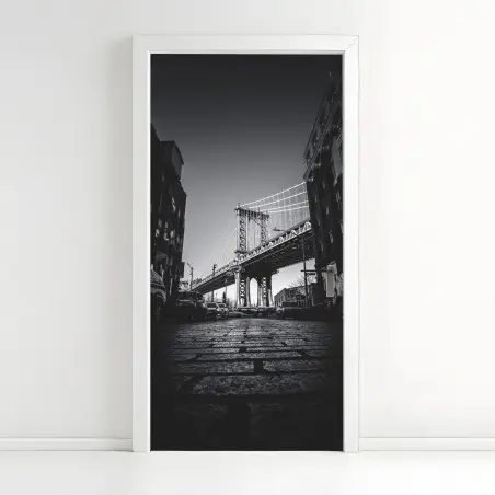Pegatina para puerta vista icónica del puente de Manhattan en blanco y negro – Pixers®