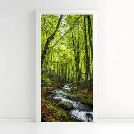 Pegatina para puerta bosque esmeralda con arroyo – Pixers®