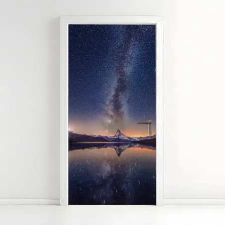 Pegatina para puerta cielo estrellado sobre montaña reflejada – Pixers®