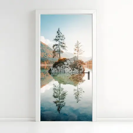 Pegatina para puerta isla rocosa reflejada en Lago Hintersee, Baviera – Pixers®