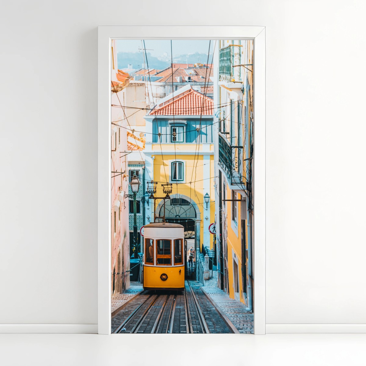 Pegatina para puerta tranvía amarillo en Lisboa – Pixers®