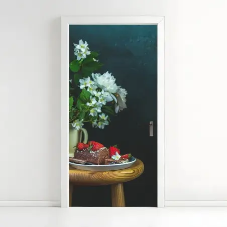 Pegatina para puerta naturaleza muerta con rollo de chocolate, fresas y flores blancas – Pixers®