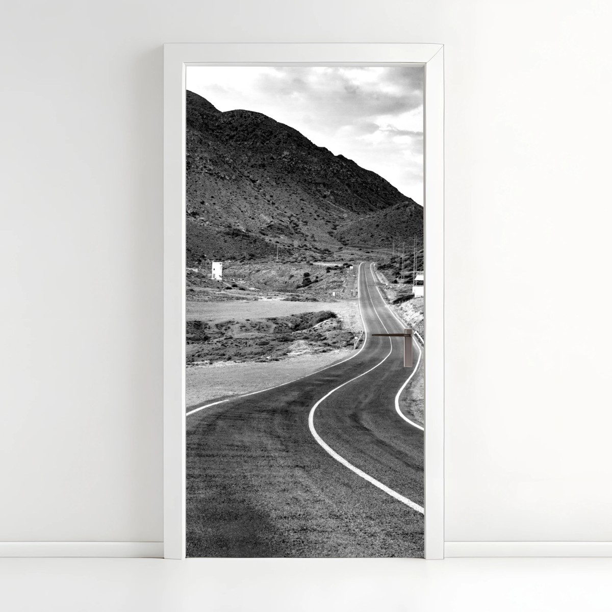 Pegatina para puerta carretera sinuosa hacia las montañas – Pixers®