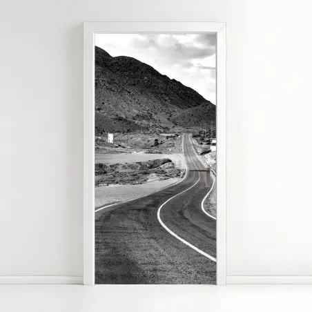 Pegatina para puerta carretera sinuosa hacia las montañas – Pixers®