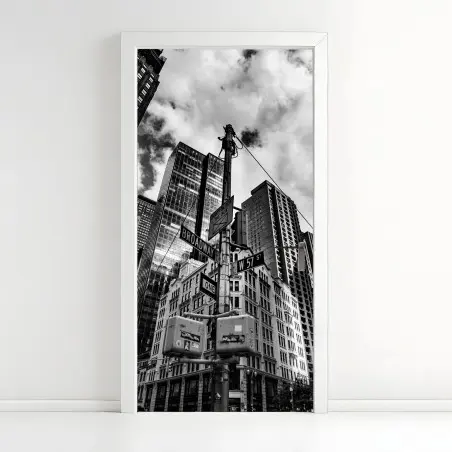 Pegatina para puerta perspectiva vertical de Broadway en blanco y negro – Pixers®