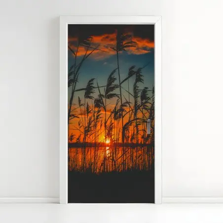 Pegatina para puerta atardecer entre juncos en el lago – Pixers®