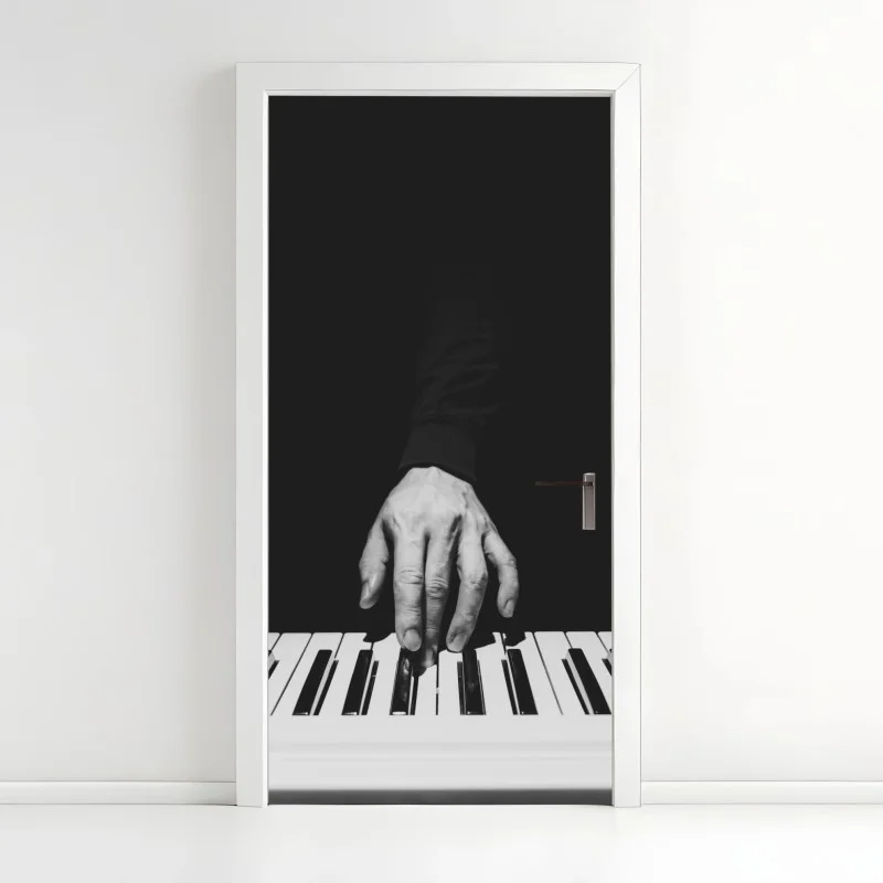Pegatina para puerta mano sobre teclas en blanco y negro