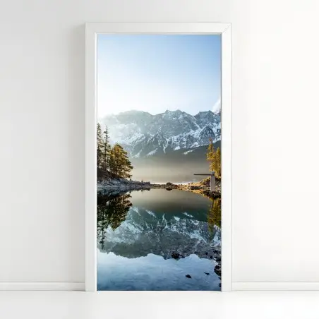 Pegatina para puerta reflejos en lago de montaña al amanecer – Pixers®