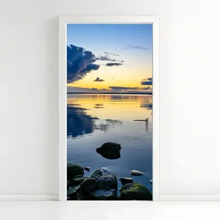 Pegatina para puerta atardecer reflejado en aguas tranquilas – Pixers®